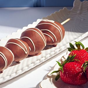 Клубника в молочном шоколаде на шпажке