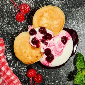 Сырники со сметаной и вишней конфи