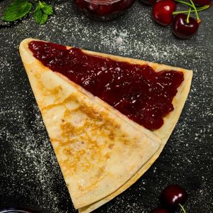 Блин с вишневым джемом