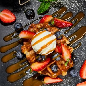 Бельгийская вафля с ягодами и карамелью