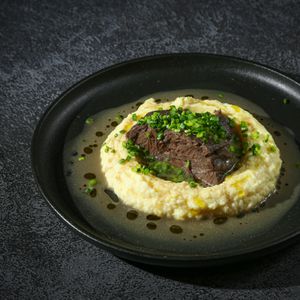 Говяжья щека с картофельным пюре