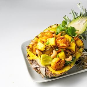 Жареный рис с ананасом, кешью, листьями лайма, карри и бок чоем креветками