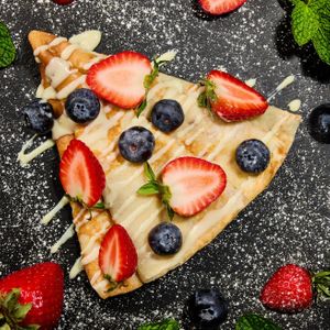 Блин со сгущенкой и ягодами