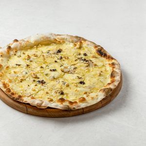 Пицца с грушей и горгонзоллой с трюфелем