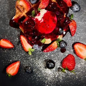 Бельгийская вафля с соусом и садовыми ягодами