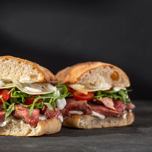Стейк-сэндвич с рукколой и пармезаном