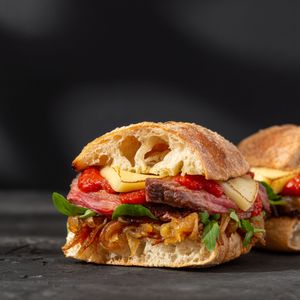 Стейк-сэндвич с карамельным луком