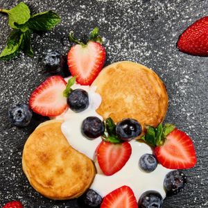 Сырники со сметаной и свежими ягодами