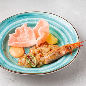 Тар-Тар из гренландской креветки с соусом Понзо и перцем чили