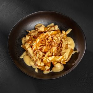 Картофель фри, сырный соус, жареный лук