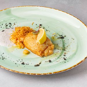 Кальмар ,фаршированный креветками и картофелем