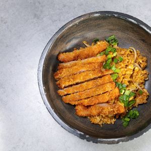 Кацудон хрустящая курица карри с рисом