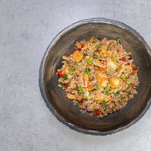 Жареный рис, лосось и креветки