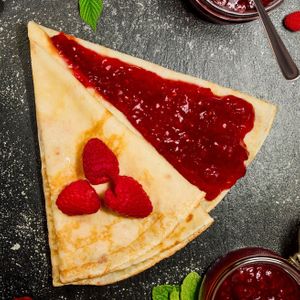 Блин с малиновым джемом