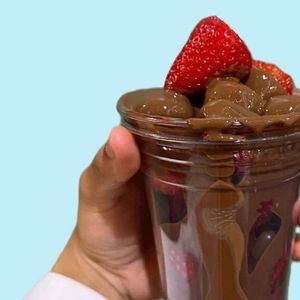 Клубника в горячем шоколаде в стакане