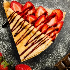 Блин с клубникой и шоколадом