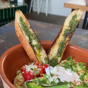 Марокканский пол с жареным авокадо и яйцом пашот