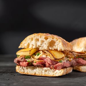 Стейк-сэндвич с грибным жульеном и луком фри