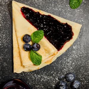 Блин с черничным джемом