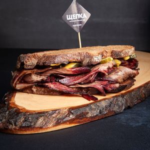 Сэндвич с пастрами на ржаном хлебе 2