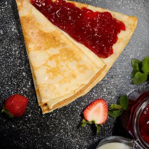 Блин с клубничным джемом