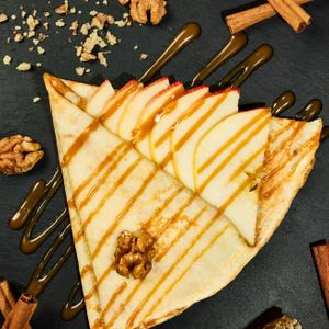 Блин  с яблоком и корицей