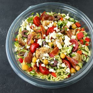 Салат теплый Орзо с курицей и беконом