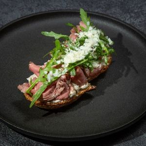 Брускетта с ростбифом