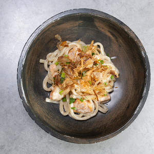 Лапша удон, лосось и креветки