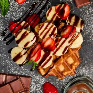 Бельгийская вафля с бананом и шоколадом