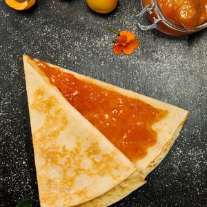 Блин с  абрикосовым джемом