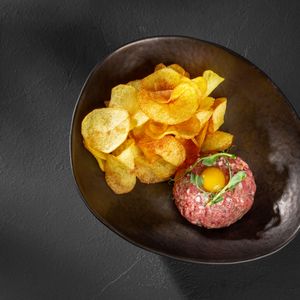 Тар тар из мраморной говядины с картофельными чипсами