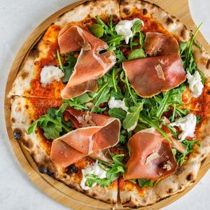 Пицца с пармской ветчиной, страчателлой и трюфелем