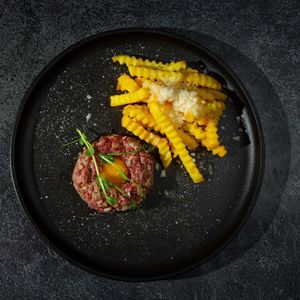 Тар тар из мраморной говядины с картофелем фри