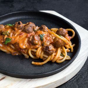 Спагетти с митболами black angus