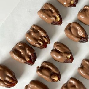 Финик с грецким орехом в шоколаде