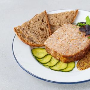 Запеченый пикантный террин с эспалетским перцем с микс салатом