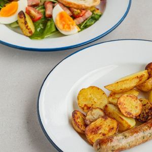 Бизнес-ланч: Лионский салат + куриная колбаска с бэби-картофелем