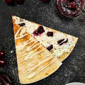 Блин с творогом и вишней